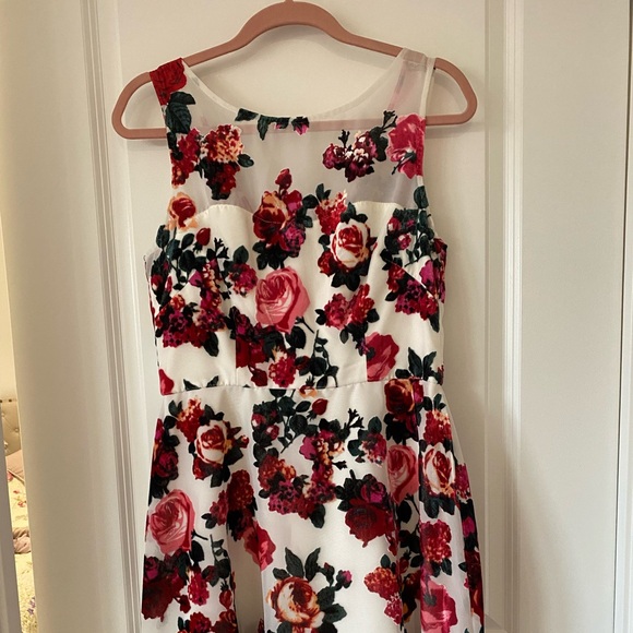 Never worn, pretty dress! Knee length, sleeveless, size 10 - Picture 2 of 2